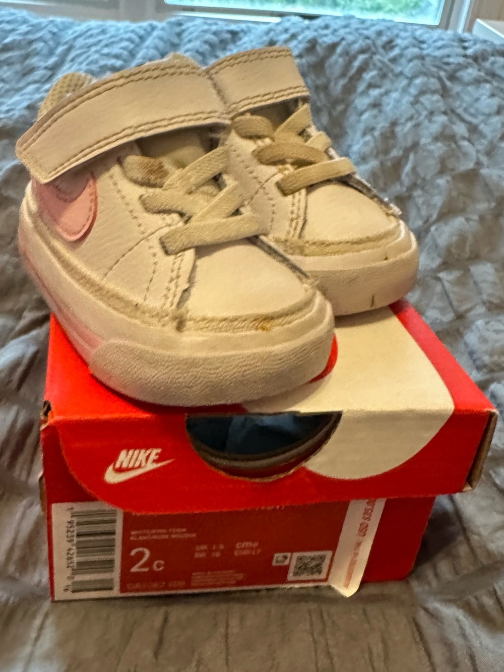 Nike Kids Cream Sneakers with Pink Swoosh - Toddler